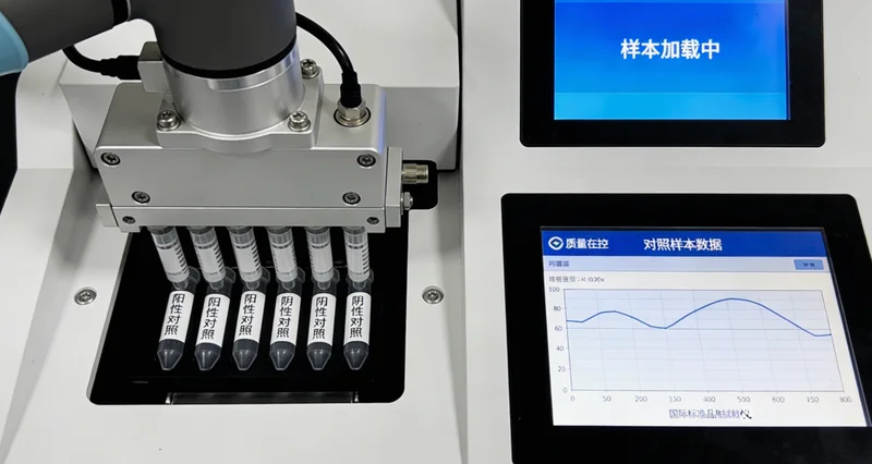 攀枝花家庭在客厅讨论健康与遗传