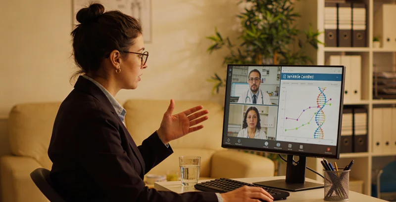 莆田医院诊室，医生正向患者及家