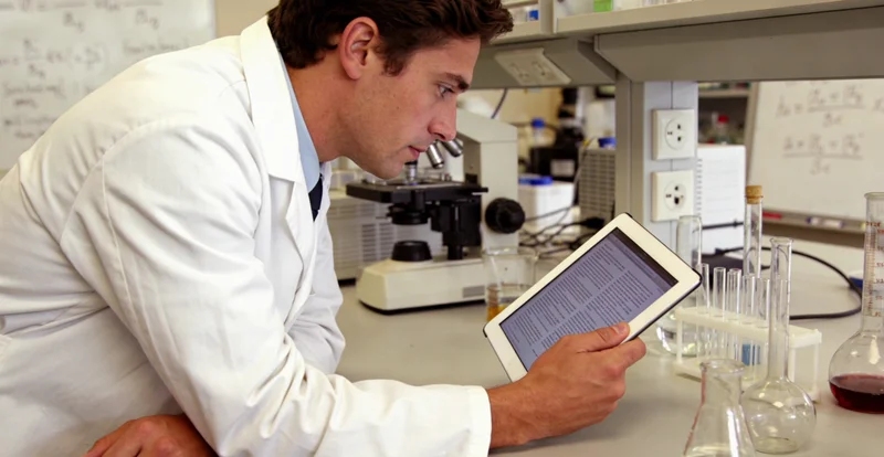 仁怀家庭在咨询室与医生沟通场景