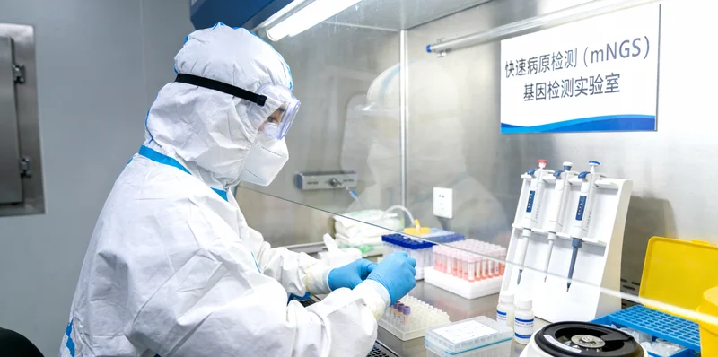 乌审旗家庭在毛乌素沙地夕阳下健