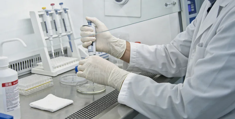 瑞安家庭共同查看遗传病家族谱系