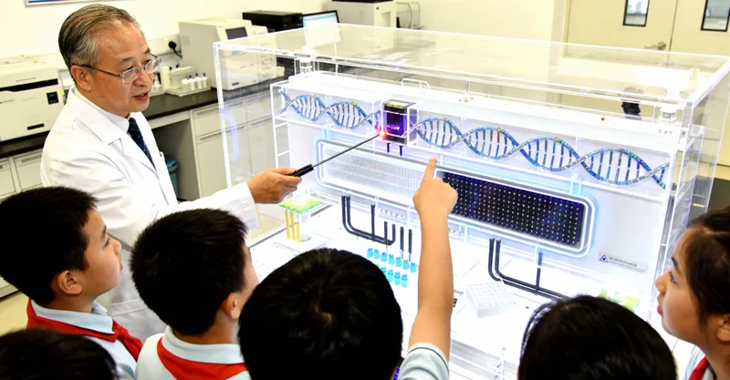 广州医院内镜中心医生正在进行肠
