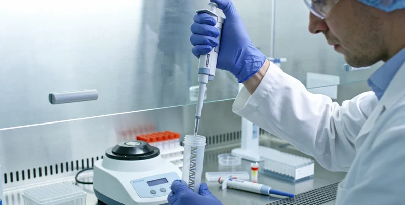 湘西州家庭成员共同查看健康报告