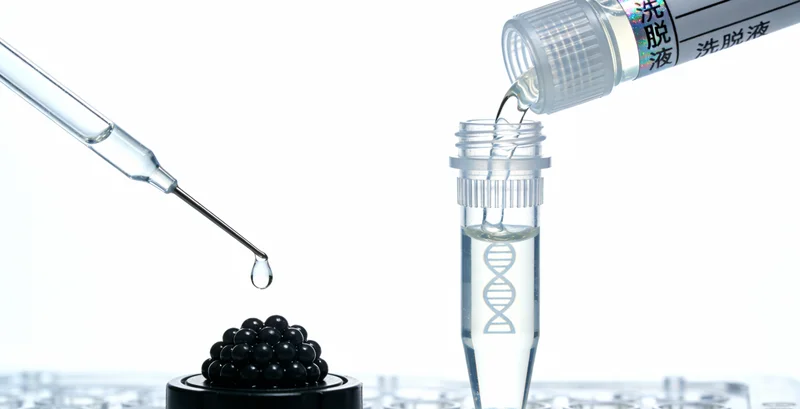 安丘女性与医生查看乳腺MRI筛