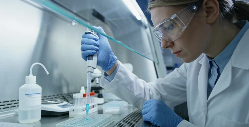 鄂前旗本地医护人员进行基因检测