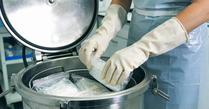 德州儿童眼科医生进行眼底检查