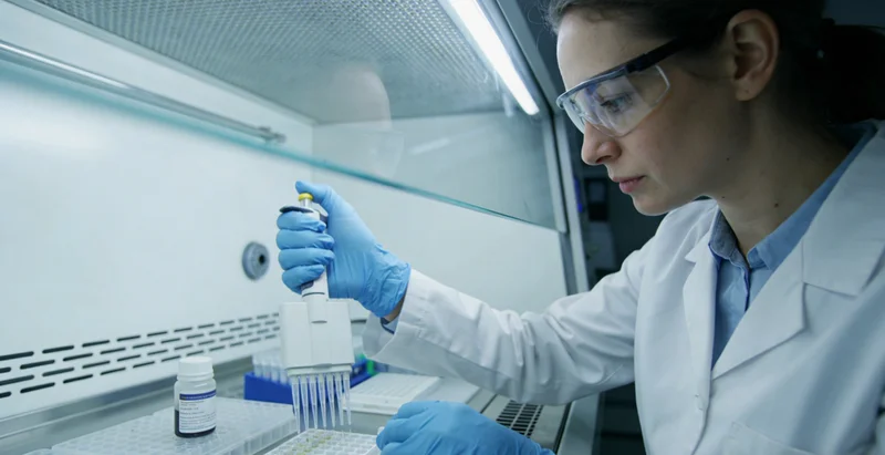 连云港家庭在咨询医生了解基因检