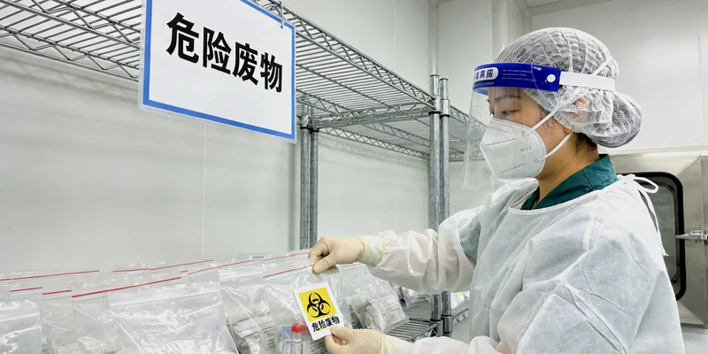 海北州多代同堂家庭聚会温馨场景