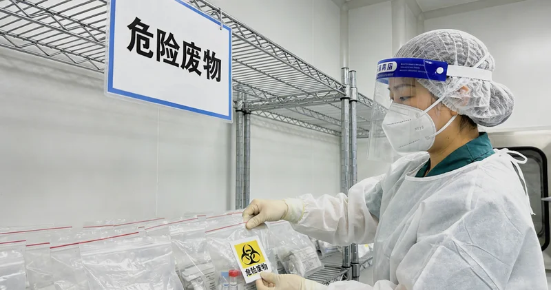 五家渠医院护士进行静脉采血用于