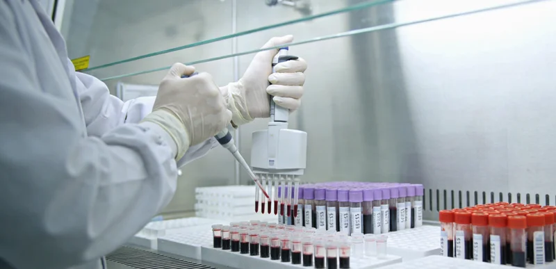 仁怀城市风光与基因链抽象结合图