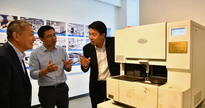 余姚父母牵着孩子的手在龙泉山散