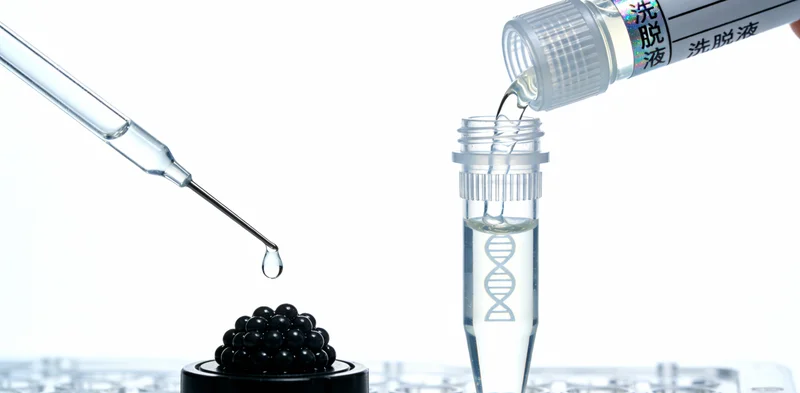 盐城中年男士在咨询室阅读基因检