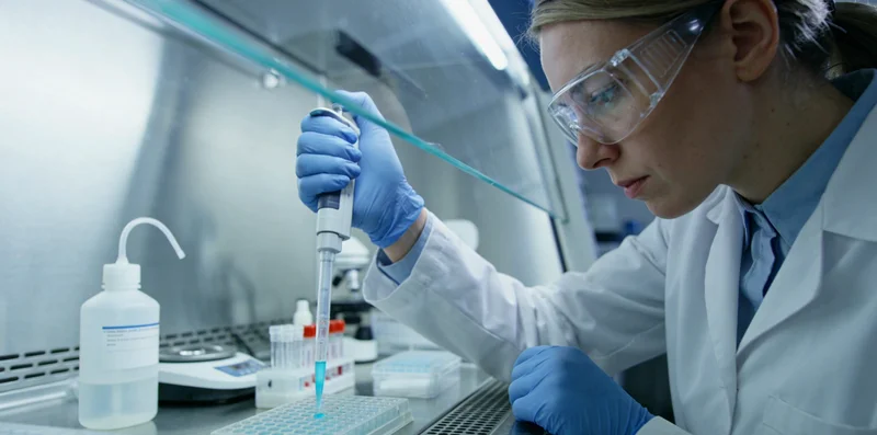 绵阳医院护士进行基因检测静脉采