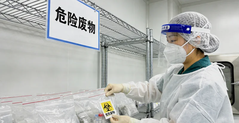 麻城眼科医生为儿童进行眼底检查