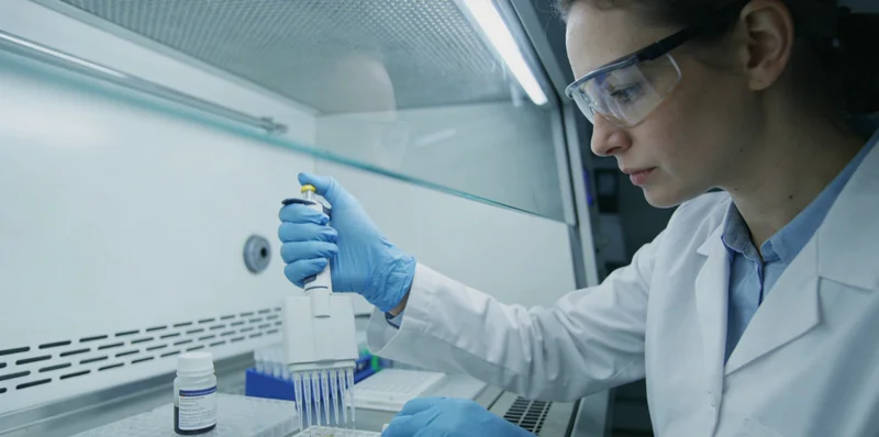 梅河口护士进行抽血采样操作