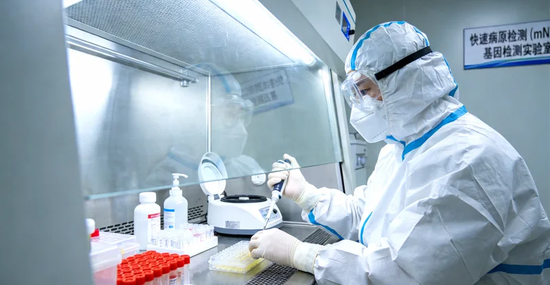 深圳女性进行甲状腺超声检查从容