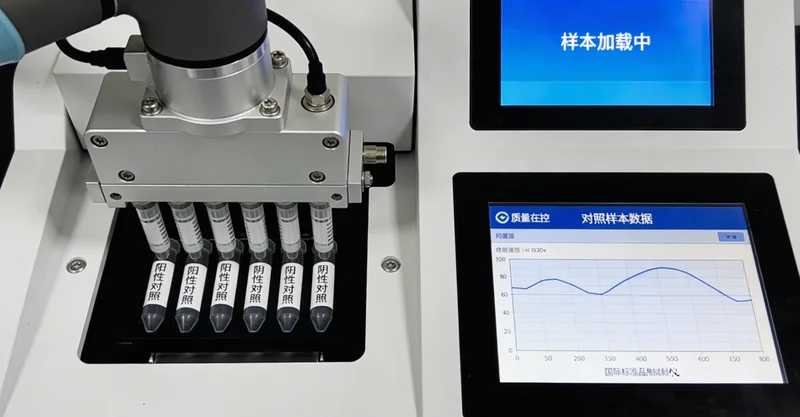铁力医院内分泌科医生为患者进行