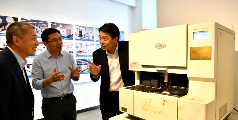 克州柯尔克孜家族多人聚会照片，