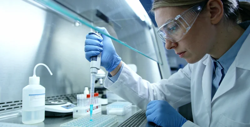 诸暨护士为居民进行基因检测血液