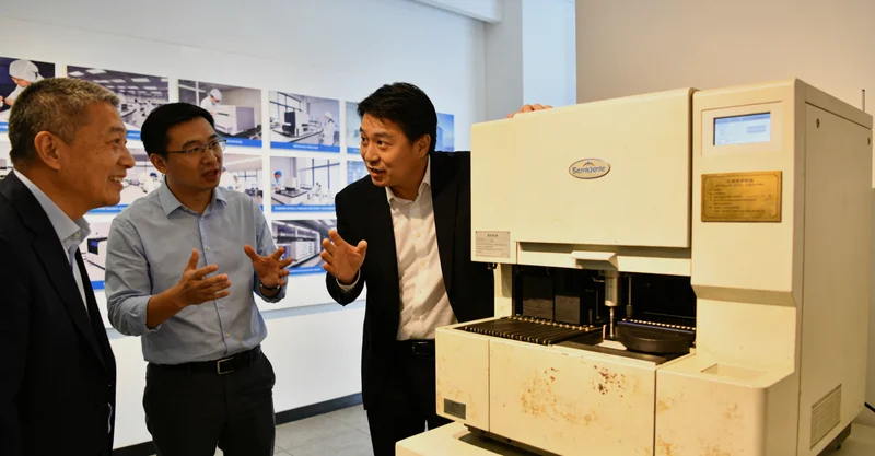 玉树患者与医生沟通治疗方案