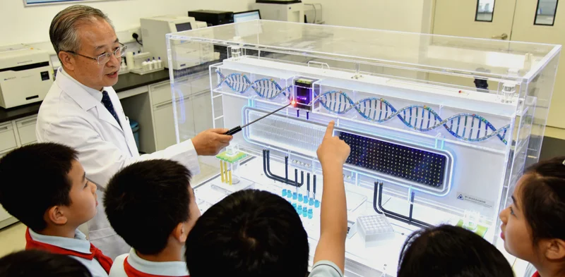 海西州家庭在草原上相聚面露忧色