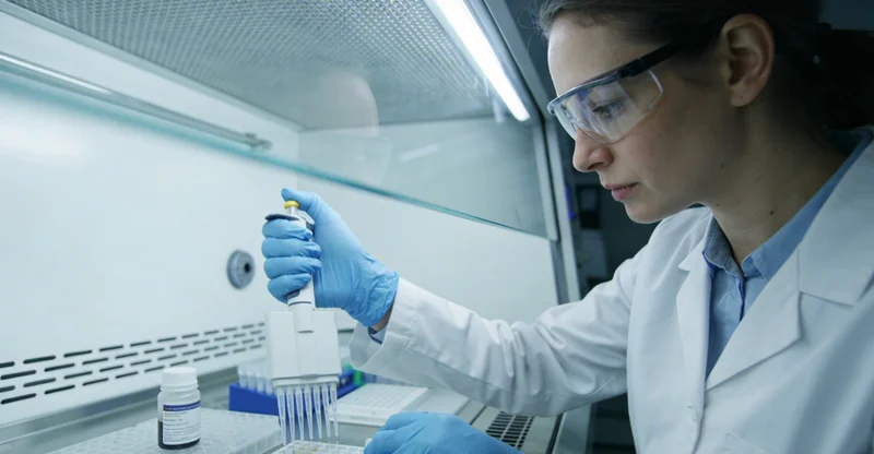 呼伦贝尔护士为儿童进行基因检测