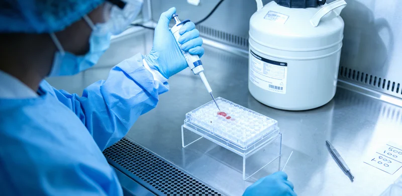 张家界女性与家人在家中交流健康