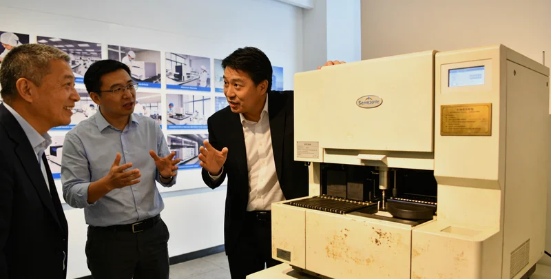 家庭成员间分享健康信息的温馨场