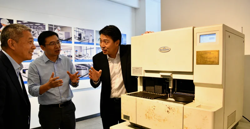 郑州脑瘤患者与家人相互支持温馨