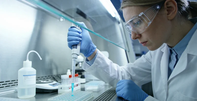 宜兴基因检测实验室内部工作场景