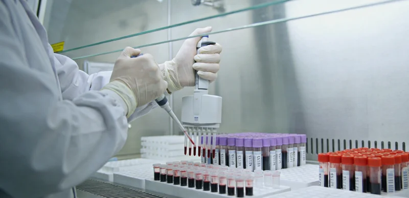 阿勒泰-护士为居民进行基因检测