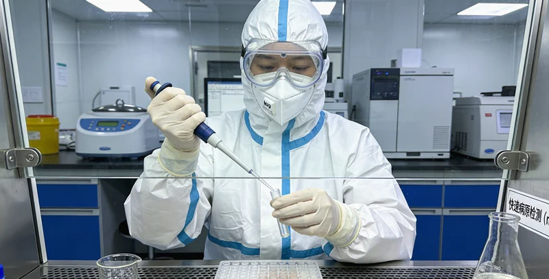 兴仁母女在户外相拥露出安心笑容