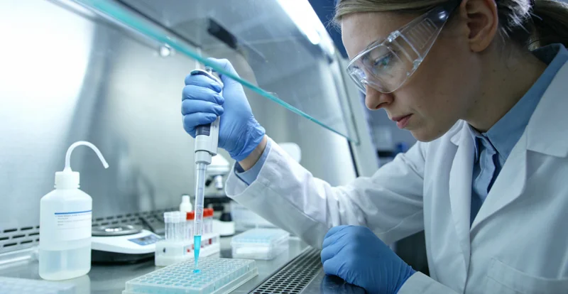 灯塔医院护士进行静脉采血用于基