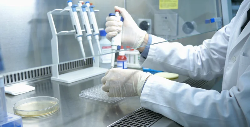 三沙母女在海边散步谈论家族健康