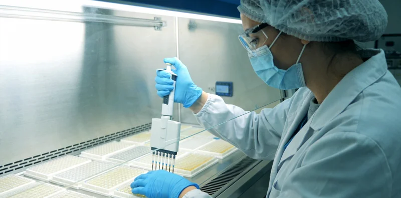 宣威儿童在医院接受专业的眼科检