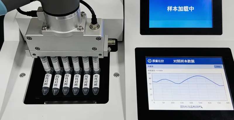 黔西女士查看家庭相册思考家族健