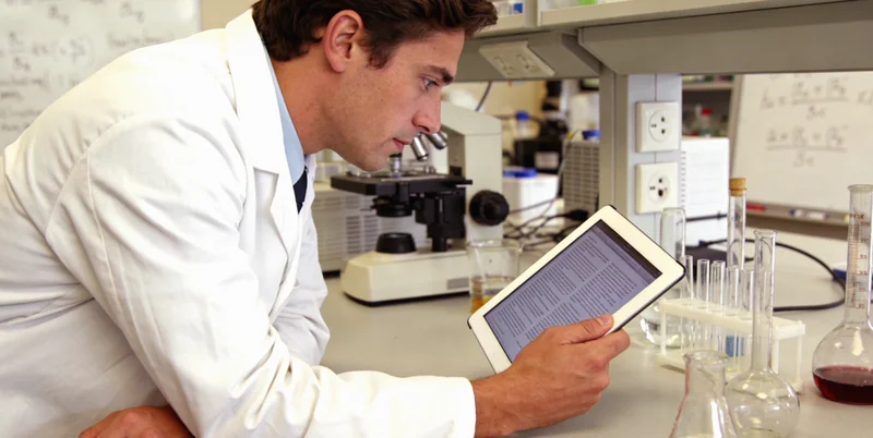 南宁家庭在温馨环境下共同查看健