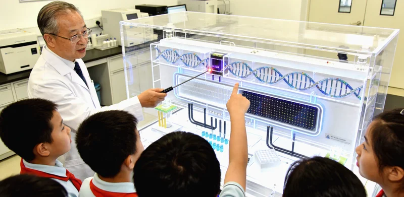 洪湖父亲陪伴孩子进行康复训练