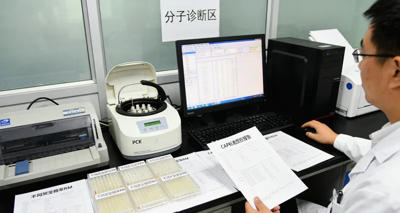 揭阳市民在医院进行定期超声检查