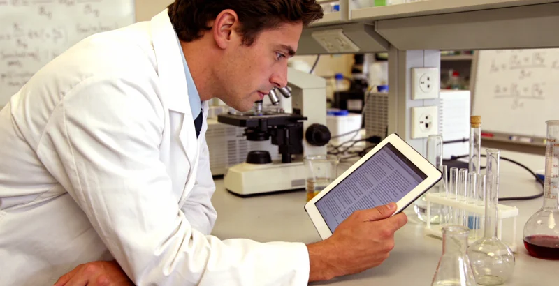 龙湖基因检测实验室技术人员进行