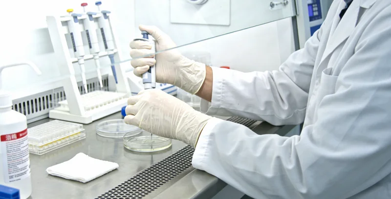 香格里拉家庭在火塘边聊天咨询健