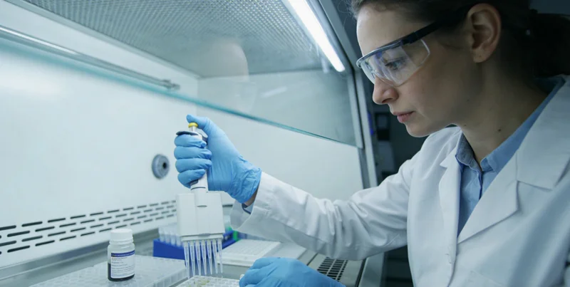 琼海女性在医院接受甲状腺超声检