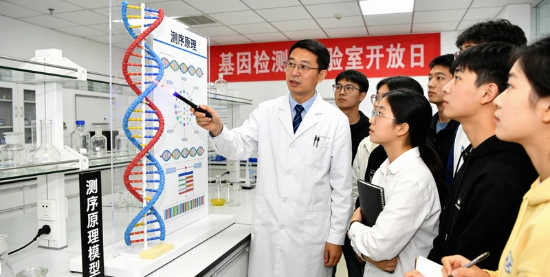哈密医学检验所技术人员操作基因