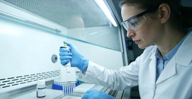 实验室技术人员在显微镜下观察软