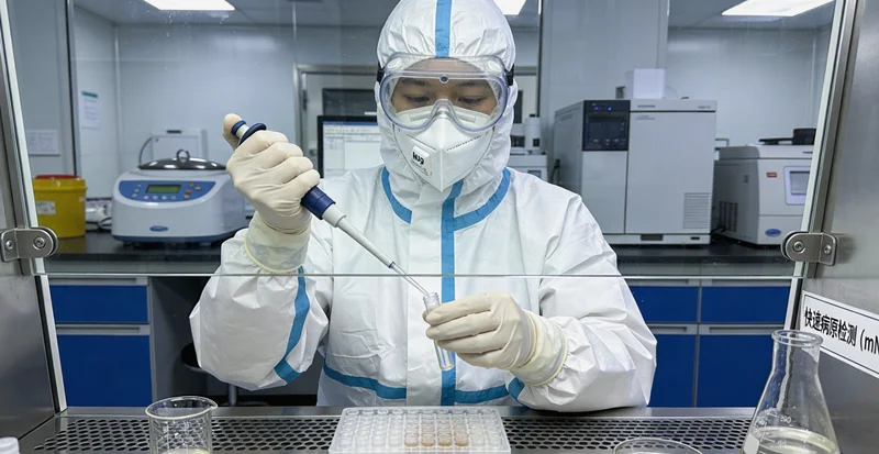 阿克苏家庭围坐一起查看基因检测