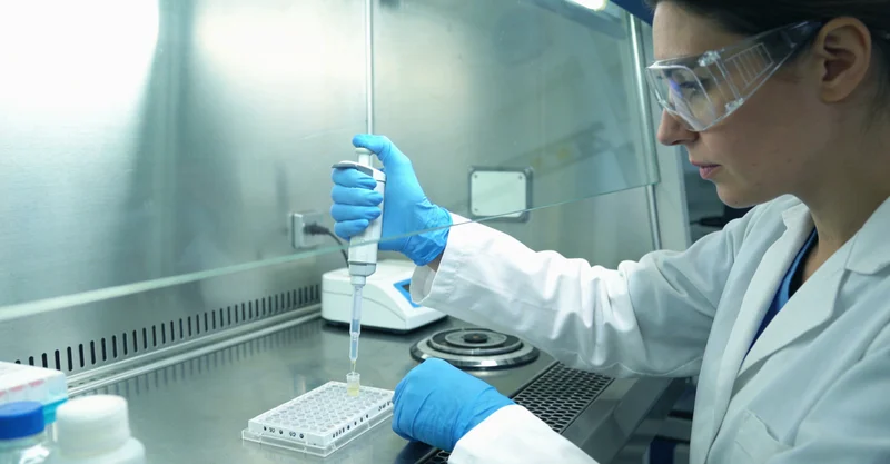 鄂尔多斯父亲与孩子在草原上