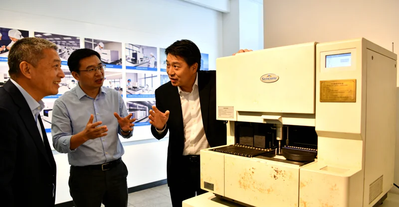 汕头医院为新生儿进行眼底检查