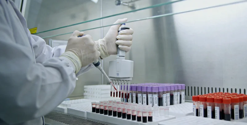 景德镇窑火中的瓷器寓意希望与淬