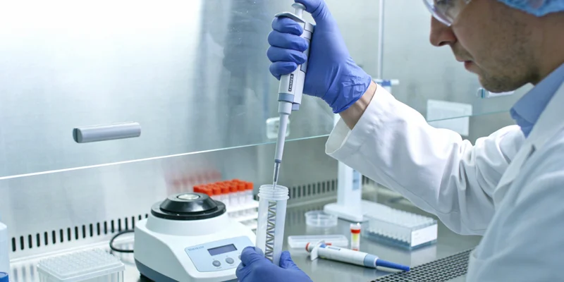 定期结肠镜检查预防肠癌示意图