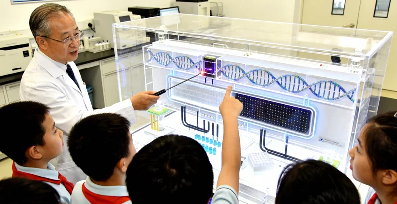 丽江遗传咨询师与纳西族家庭亲切